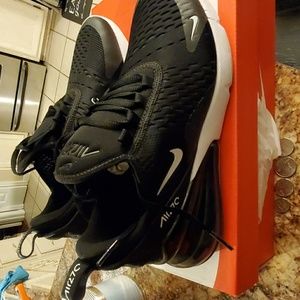 Size 5y/7w Nike Air Max 270